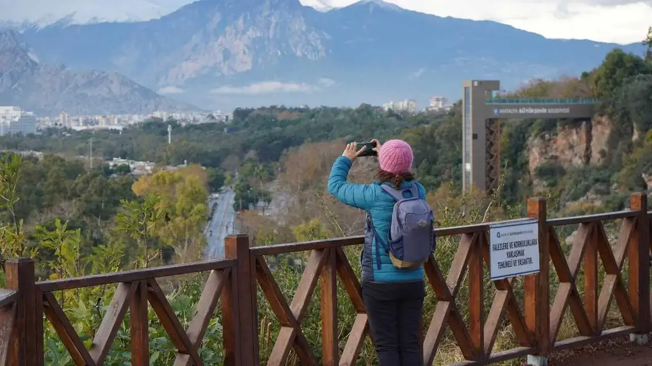 Antalya’da Yılbaşı Hareketliliği: Sokaklar Dolup Taştı! 5